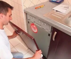 Hvordan fjerne fronten fra en oppvaskmaskin