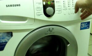 מכונת הכביסה של סמסונג נכבית במהלך הכביסה