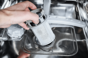 A água deve permanecer no compartimento do filtro da máquina de lavar louça?
