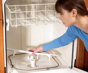 Mesin basuh pinggan mangkuk mengisi air tetapi tidak membasuh pinggan mangkuk
