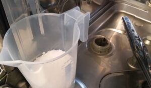 Mesin basuh pinggan mangkuk kehabisan garam dengan cepat