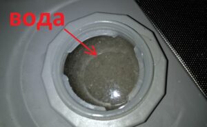 Tubig sa salt compartment ng dishwasher