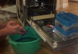 Kā izlaist ūdeni no Electrolux trauku mazgājamās mašīnas
