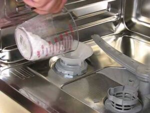 Wo Salz in eine Siemens-Geschirrspülmaschine gegeben wird