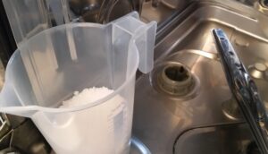 Bagaimana untuk menambah garam dengan betul ke mesin basuh pinggan mangkuk untuk kali pertama