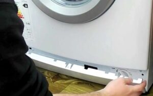 Jak zdjąć dolny panel pralki LG
