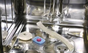 Est-il possible de mettre une tablette au fond du lave-vaisselle ?