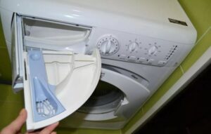 So entfernen Sie das Ariston-Waschmaschinenfach