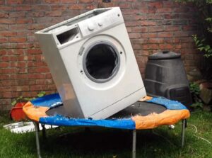 Nauja skalbimo mašina šokinėja gręžimo ciklo metu