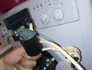 Controllo del limitatore di sovratensione della lavatrice Indesit