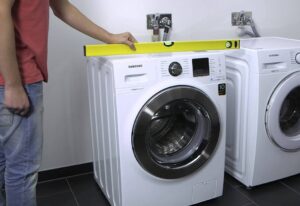 Hogyan szereljünk be egy mosógépet, hogy ne ugorjon el a centrifugálási ciklus alatt