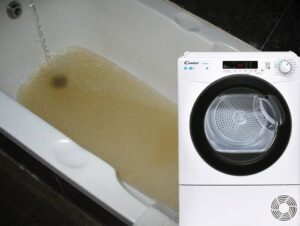 Apa de la mașina de spălat intră în cadă