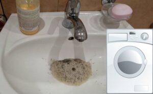 Apa de la mașina de spălat intră în chiuvetă