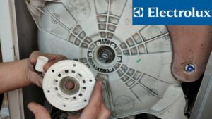 Come sostituire la pinza di una lavatrice Electrolux a carica dall'alto