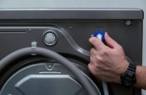 Austausch des Zulaufschlauchs einer Waschmaschine