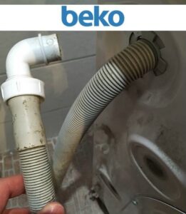 Remplacement du tuyau de vidange sur une machine à laver Beko