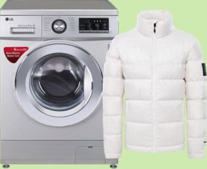 Vasker en hvit jakke i vaskemaskinen