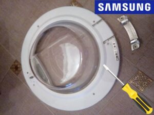 Démontage de la trappe d'un lave-linge Samsung