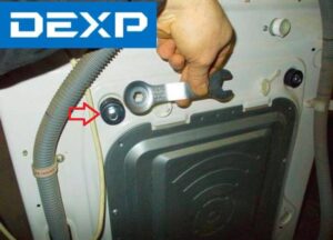 Demontáž přepravních šroubů na pračce Dexp