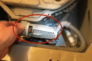 Curățarea filtrului unei mașini de spălat cu încărcare superioară Electrolux