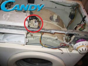 Gdzie w pralce Candy znajduje się wyłącznik ciśnieniowy?